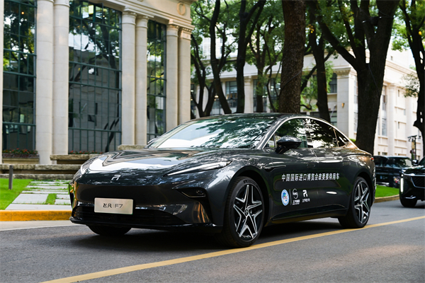 立即博集团向进博会交付750辆“政要接待用车”