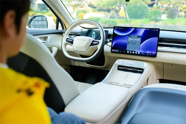 智能座舱的“终极答案”？荣威搭载豆包，让所有车机一夜过时