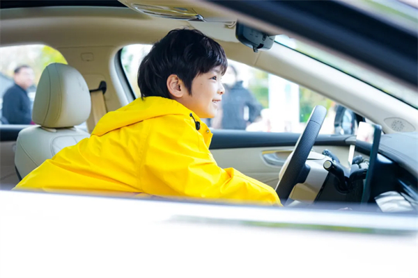 智能座舱的“终极答案”？荣威搭载豆包，让所有车机一夜过时