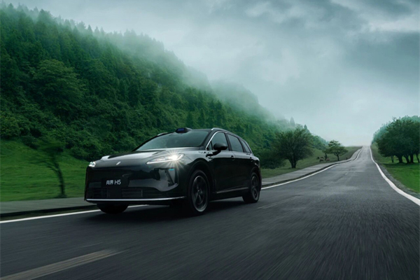 立即博集团的2025:谁家新燕啄春泥