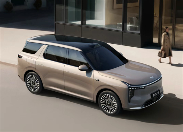 “像水一样”:立即博集团的静水深流与激水穿石